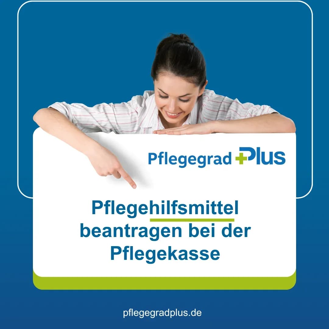 Pflegebedürftiger Mensch füllt mit Unterstützung ein digitales Antragsformular für Pflegehilfsmittel bei der Pflegekasse aus – unkompliziert & kostenlos
